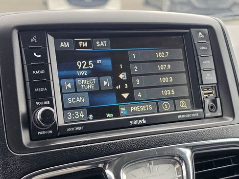 Used 2015 Chrysler Town & Country Touring FWD image 21