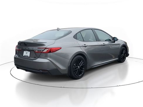 Used 2025 Toyota Camry SE image 4