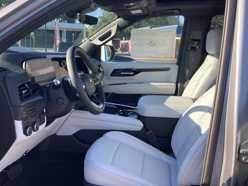 New 2025 Chevrolet Suburban Premier image 9