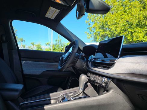 Used 2023 Jeep Compass Latitude image 10