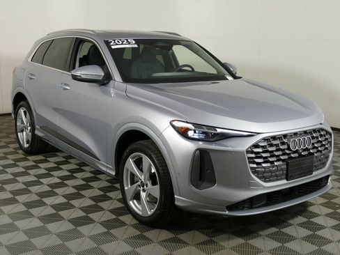 Certified 2025 Audi Q5 Premium AWD/4WD image 1