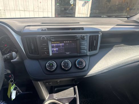 Used 2018 Toyota RAV4 LE AWD/4WD image 13