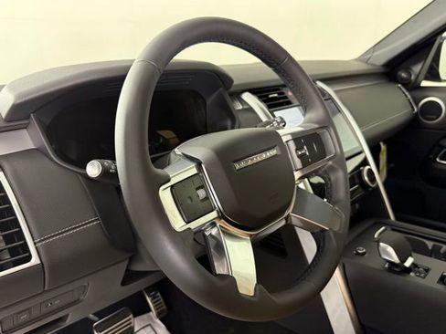 New 2025 Land Rover Discovery Dynamic SE image 14
