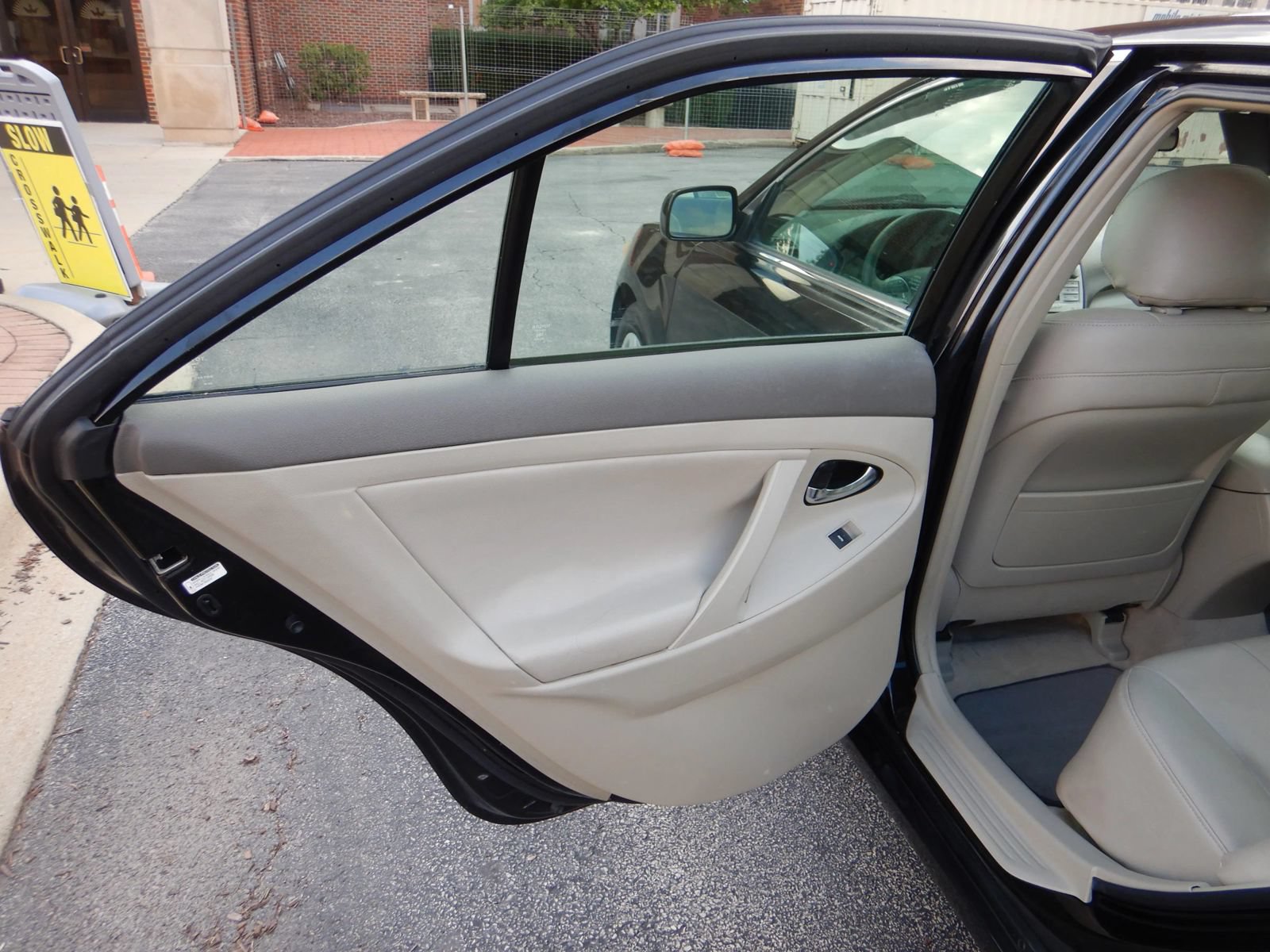 Used 2010 Toyota Camry LE FWD image 17