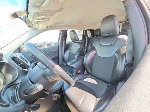 Used 2019 Jeep Cherokee Latitude Plus AWD/4WD image 15