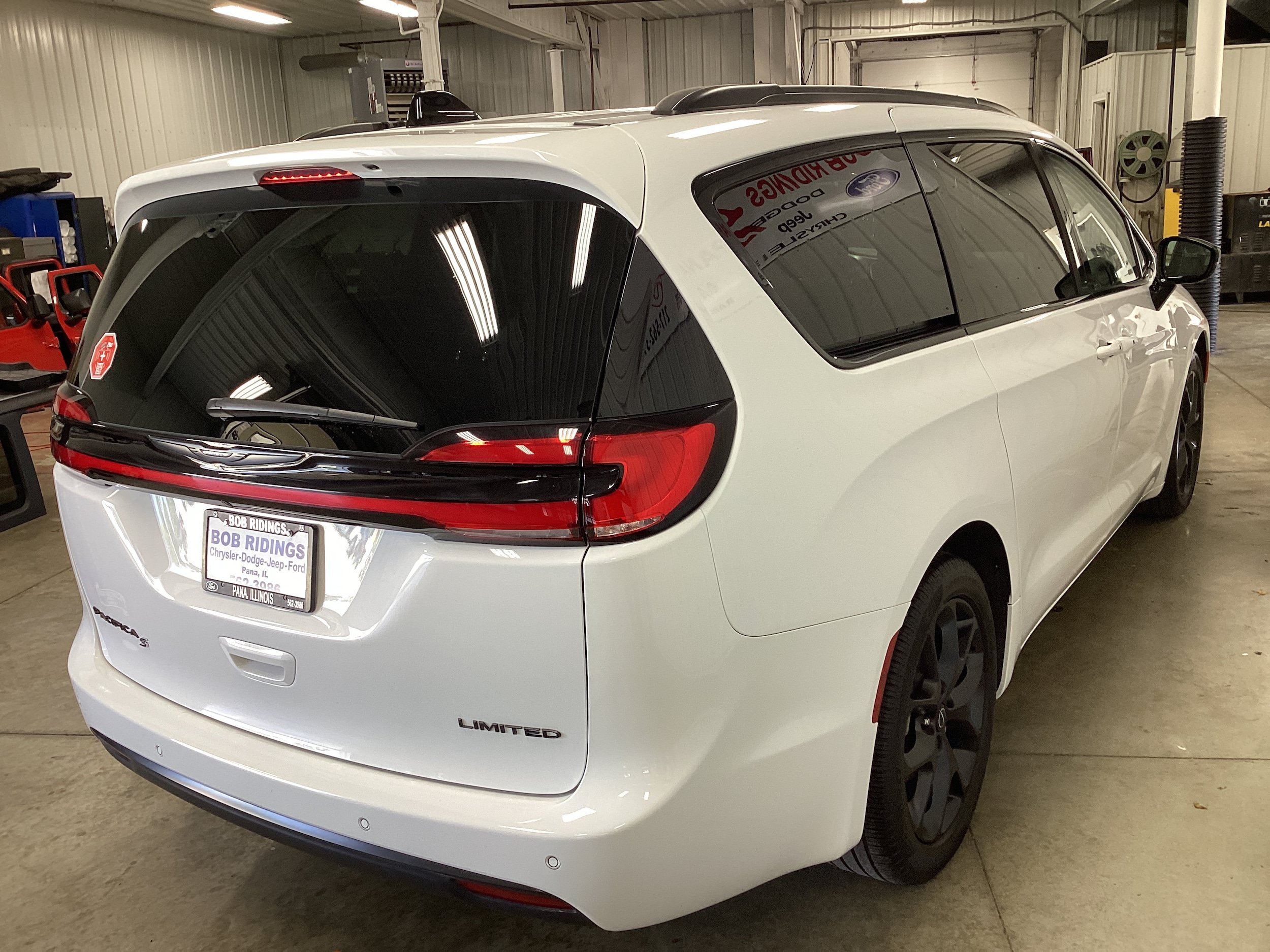 Used 2025 Chrysler Pacifica Limited FWD image 7