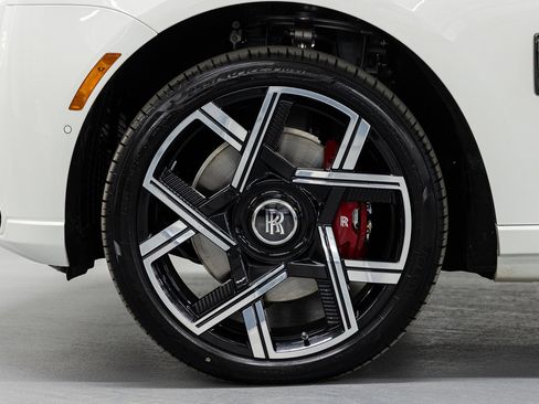 New 2026 Rolls-Royce Cullinan Black Badge image 24