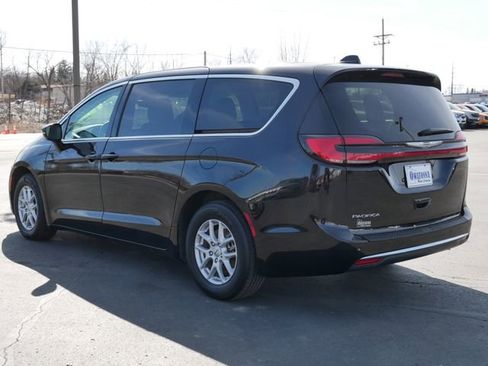 Used 2024 Chrysler Pacifica Touring-L image 3