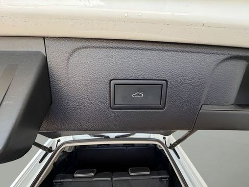 Used 2025 Volkswagen Atlas SE image 33