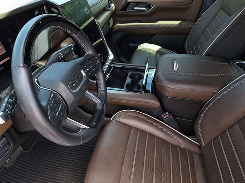 Used 2025 GMC Yukon Denali Ultimate AWD/4WD image 10