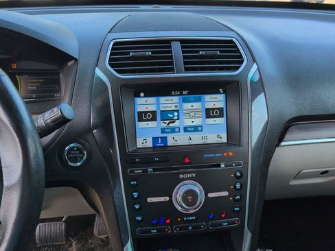 Used 2018 Ford Explorer Limited w/ Ford Safe & Smart Package FWD image 15
