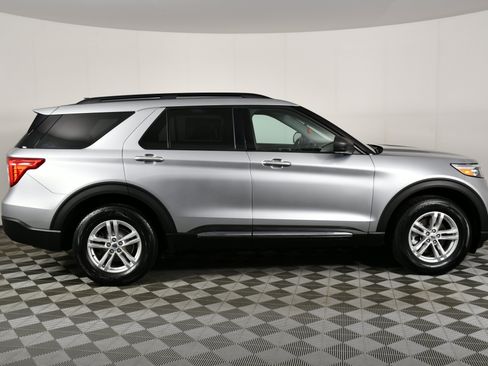 Used 2023 Ford Explorer XLT AWD/4WD image 5