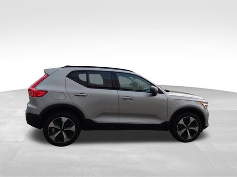 Used 2024 Volvo XC40 B5 Plus image 7