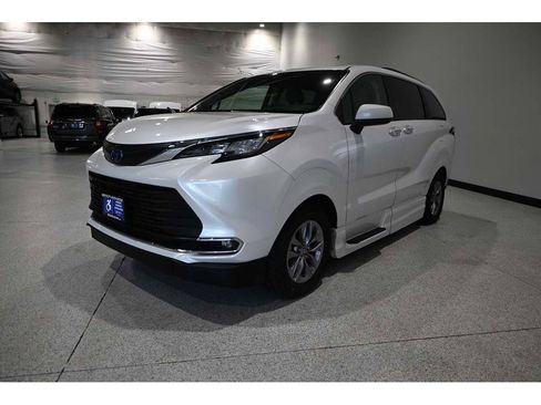 Used 2023 Toyota Sienna XLE w/ XLE Plus Package AWD/4WD image 10