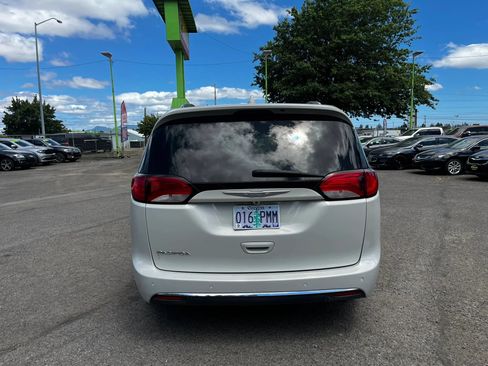 Used 2019 Chrysler Pacifica Touring-L FWD image 4