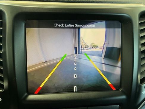 Used 2016 Jeep Cherokee Latitude w/ Comfort/Convenience Group FWD image 4