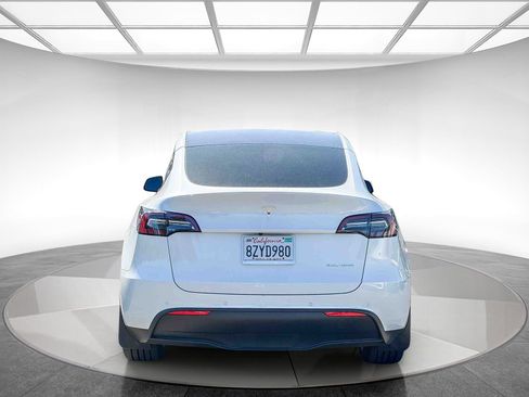 Used 2022 Tesla Model Y Long Range image 3