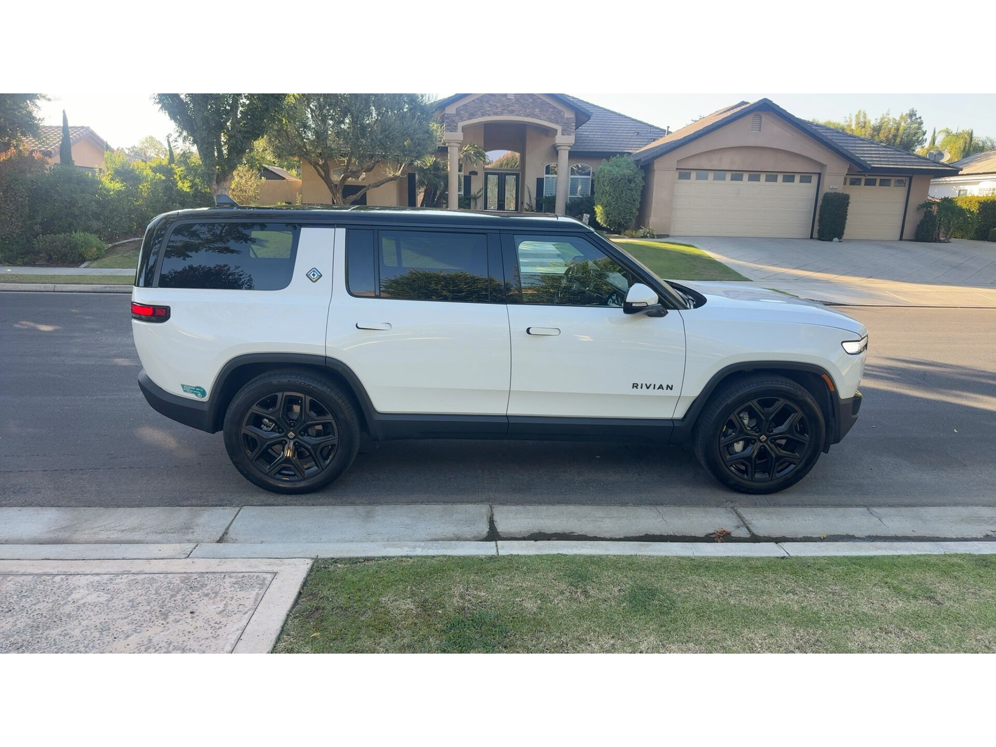 Used 2025 Rivian R1S Adventure Dual AWD/4WD image 3