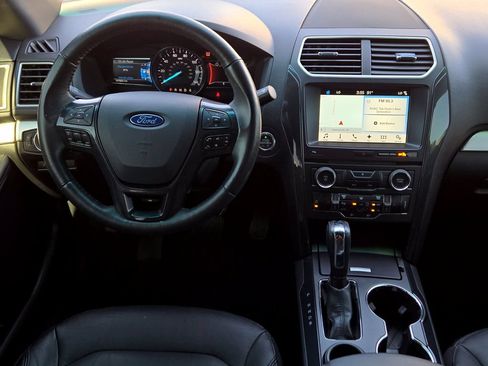 Used 2017 Ford Explorer XLT w/ Equipment Group 202A FWD image 27