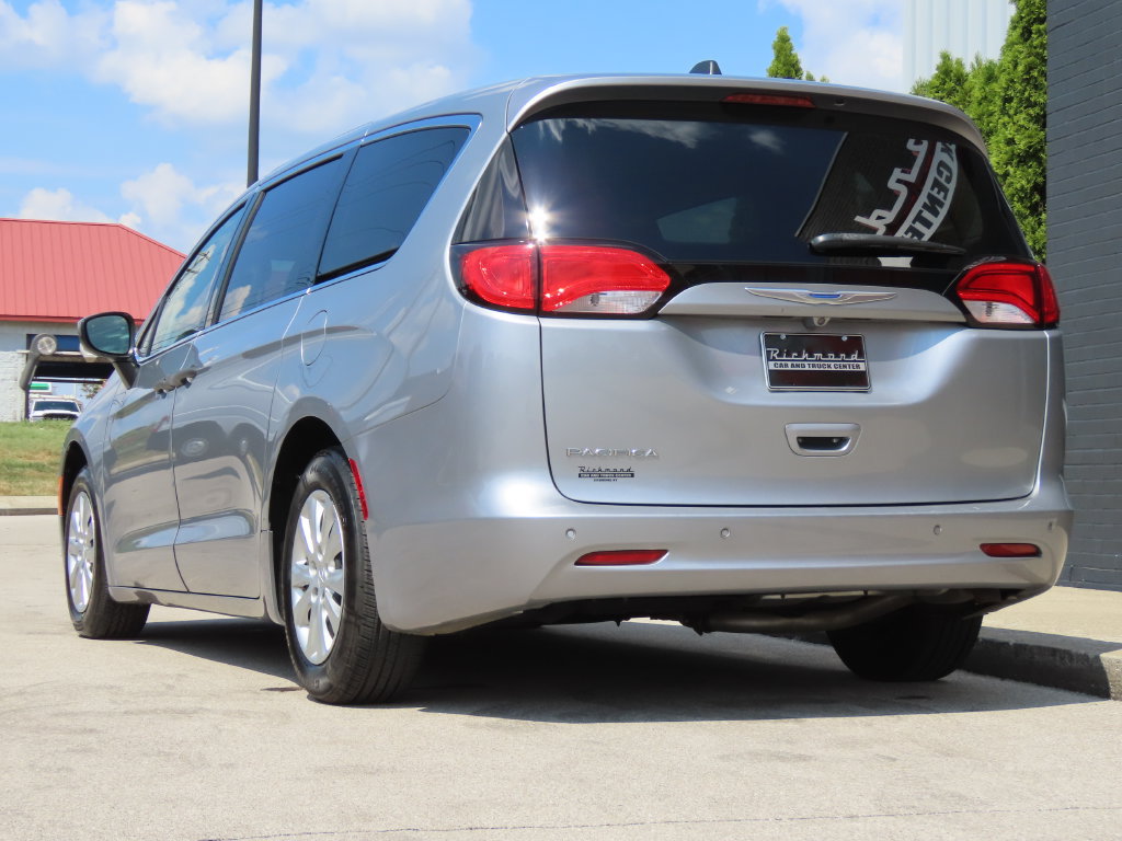 Used 2018 Chrysler Pacifica L FWD image 10