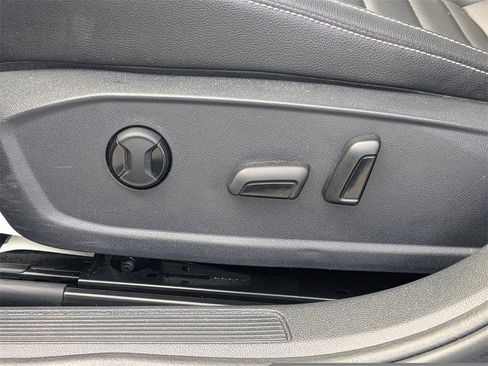 Used 2024 Volkswagen Jetta SE image 19