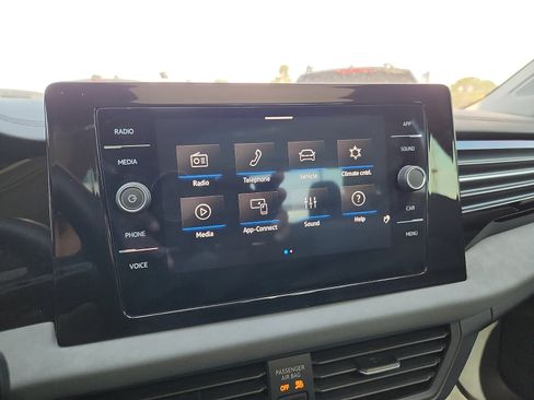 Certified 2025 Volkswagen Jetta SE w/ Sunroof Package FWD image 19