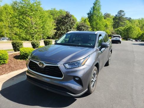 Used 2022 Toyota Highlander XLE image 11