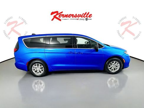 New 2026 Chrysler Pacifica Select image 8