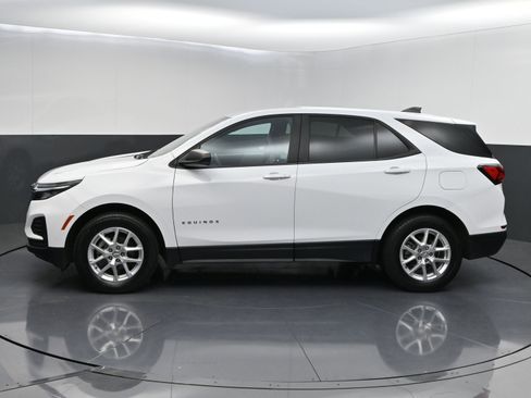 Used 2022 Chevrolet Equinox LS w/ LS Convenience Package AWD/4WD image 4