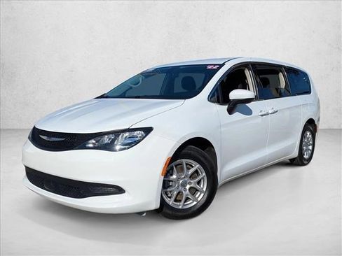 Used 2022 Chrysler Voyager LX image 1