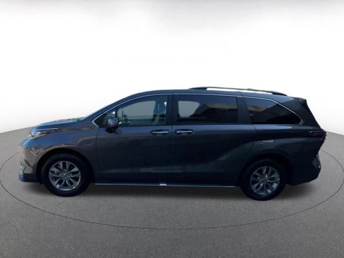 Used 2025 Toyota Sienna XLE FWD image 10