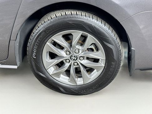 Certified 2024 Toyota Sienna XLE FWD image 9