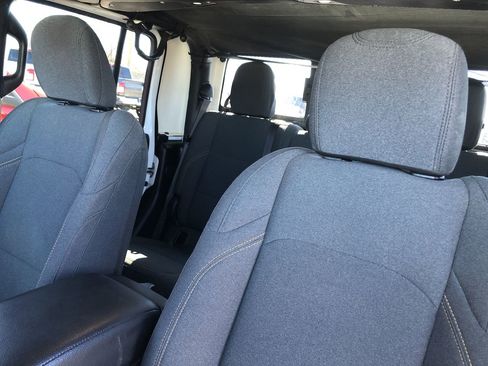 Used 2024 Jeep Gladiator Sport image 13