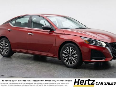 Used 2025 Nissan Altima 2.5 SV FWD image 1
