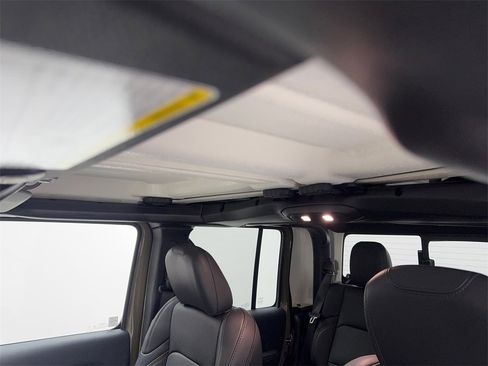 Used 2025 Jeep Gladiator Sport w/ Premium Package image 74