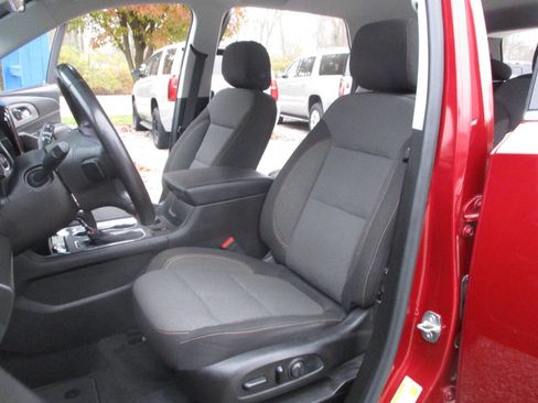 Used 2020 Chevrolet Traverse LT image 18