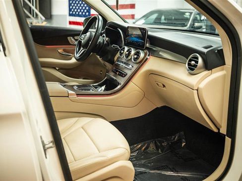 Used 2021 Mercedes-Benz GLC 300 4MATIC w/ Premium Package image 14