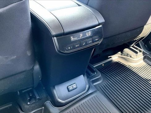 Used 2024 Toyota Highlander LE AWD/4WD image 10