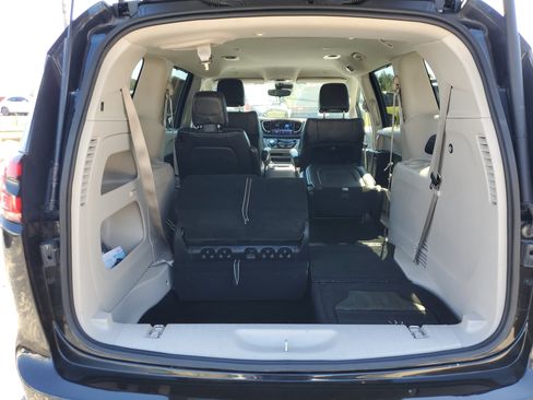 Used 2023 Chrysler Pacifica Touring-L FWD image 8