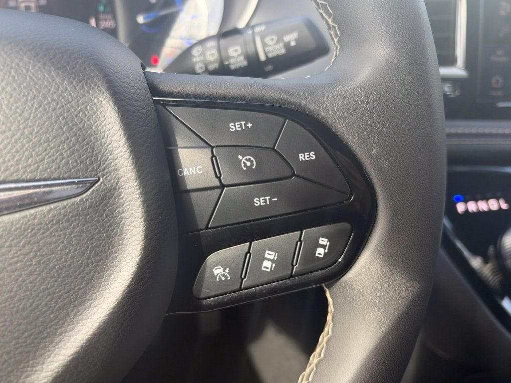 Used 2024 Chrysler Pacifica Limited FWD image 24