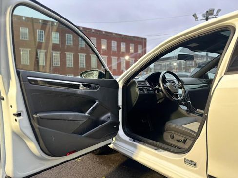 Used 2018 Volkswagen Passat 3.6 FWD image 13
