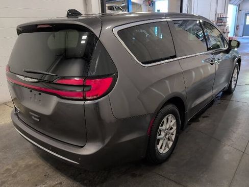 Used 2023 Chrysler Pacifica Touring-L FWD image 4