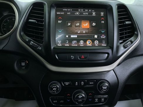 Used 2018 Jeep Cherokee Limited image 25