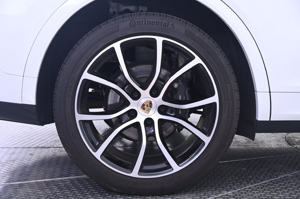 Used 2023 Porsche Cayenne Platinum Edition AWD/4WD image 13
