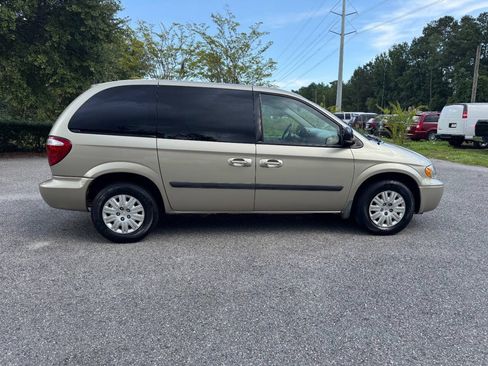 Used 2005 Chrysler Town & Country FWD image 7