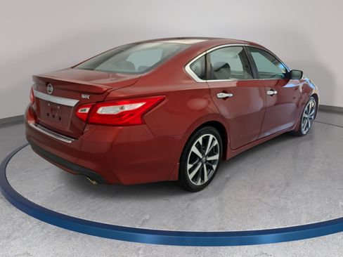 Used 2016 Nissan Altima 2.5 SR w/ Interior Lighting Package FWD image 5