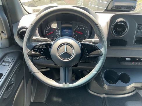 Used 2025 Mercedes-Benz Sprinter 2500 image 24
