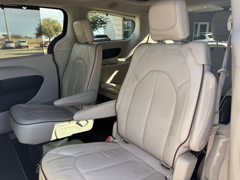 Used 2017 Chrysler Pacifica Limited w/ UConnect Theater Package image 4