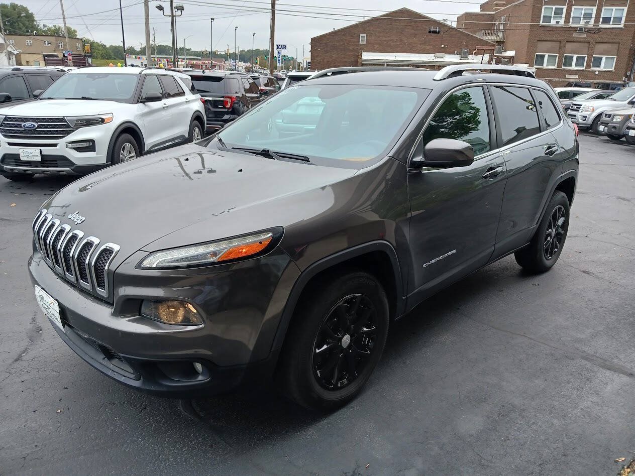 Used 2016 Jeep Cherokee Latitude w/ Cold Weather Group AWD/4WD image 18