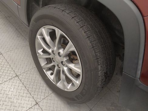 Used 2019 Jeep Cherokee Latitude Plus FWD image 31